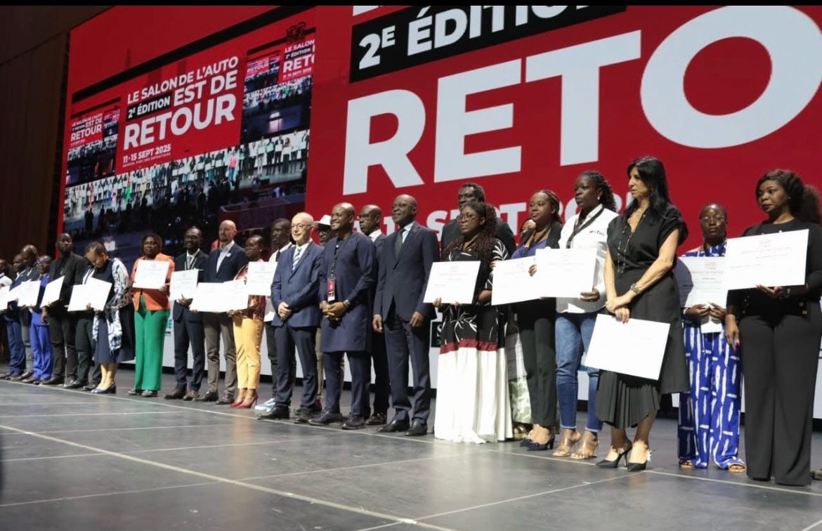 Enfants à vélo apprenant la sécurité